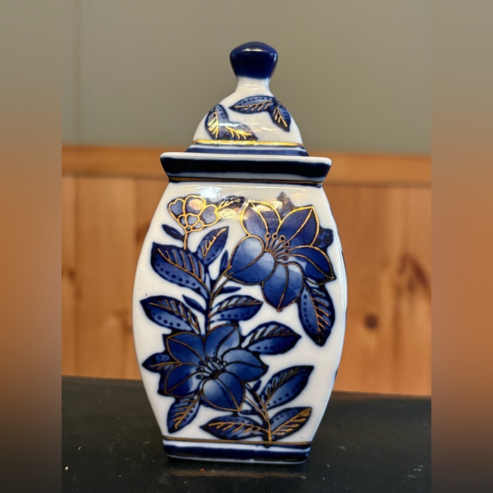 VTG Porcelain Floral Ginger Jar Blue White Gold With Lid. *